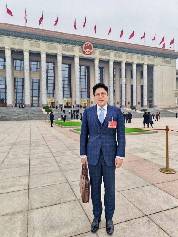全国人大代表霍启刚：建议将香港国际机场定位并纳入国家“3＋7＋N”体系
