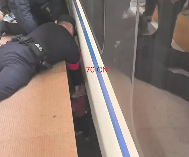 幼儿意外踩空 掉进站台与列车间隙