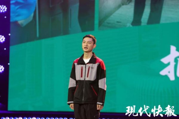 快递小哥跑单跑进理论分享会 从奔波中见证城市蝶变