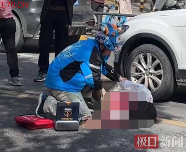 背着AED送外卖的小哥到大会堂领奖了 新时代青年先锋奖获得者