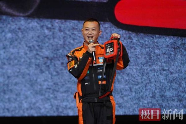 背着AED送外卖的小哥到大会堂领奖了 新时代青年先锋奖获得者