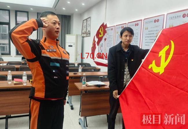 背着AED送外卖的小哥到大会堂领奖了 新时代青年先锋奖获得者