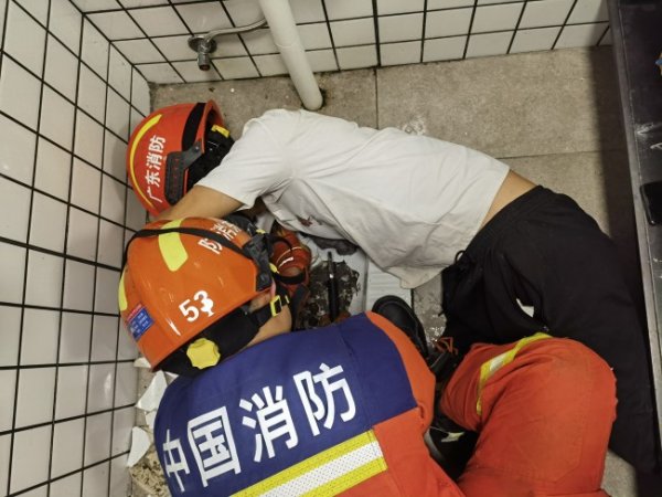 5分钟“解救”成功！消防回应维修工修蹲厕惨遭卡臂