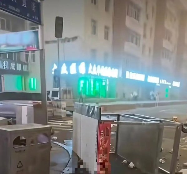 哈尔滨一名卖瓜摊贩被大风刮起的杂物砸中倒地，网友关心安危，当地：已送医治疗