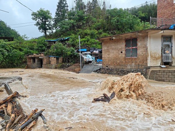 人保财险黔南分公司：闻汛而动，全力应对特大暴雨灾害